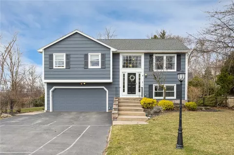 4 French Meadow Ln, Rochester, NY 14618