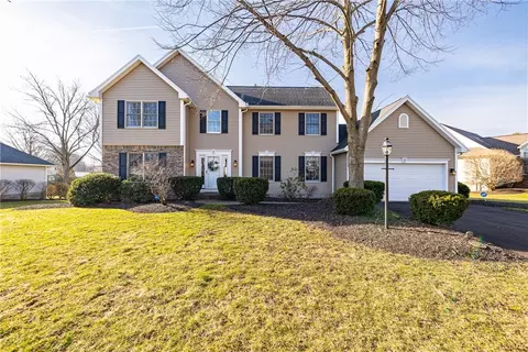 5 Waterbury Ln, Rochester, NY 14625