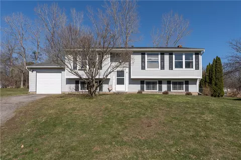 1551 Winterberry Ct, Walworth, NY 14568