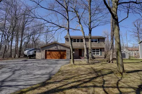 19 Charleswood Dr, Pittsford, NY 14534