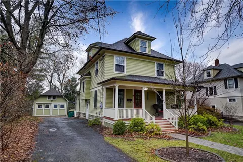9 Sutherland St, Pittsford, NY 14534