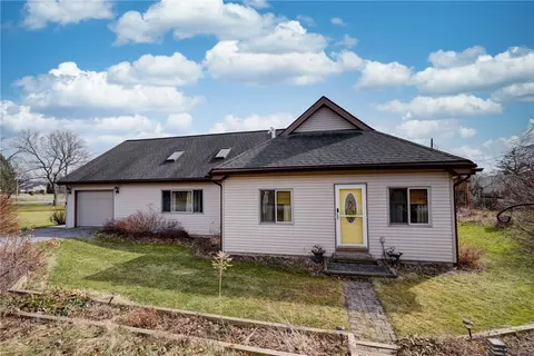 4513 Mayflower Dr, Canandaigua, NY 14424