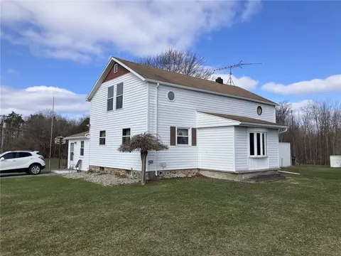 6052 Albion Rd, Oakfield, NY 14125