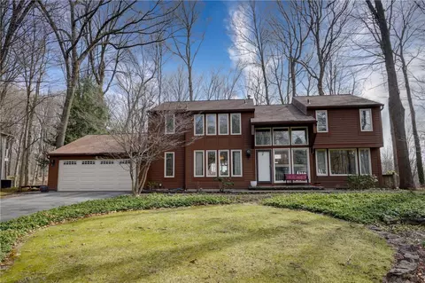 8 Forest Knl, Pittsford, NY 14534