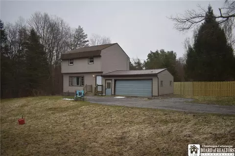 9717 E Holland Rd, Holland, NY 14080
