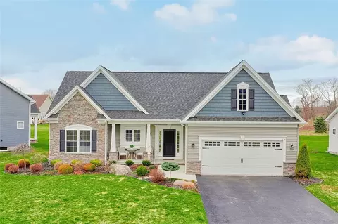 625 Pine Lakes Trl, Webster, NY 14580