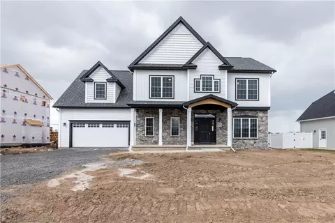 9 Giovanni Ln, Parma, NY 14468