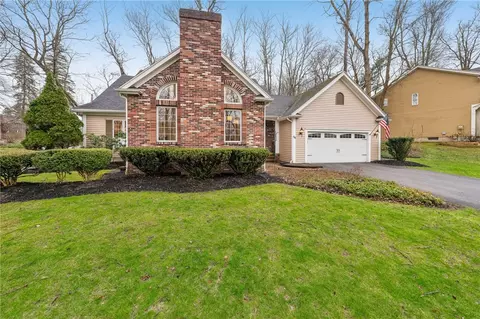 50 Bending Oak Dr, Perinton, NY 14534
