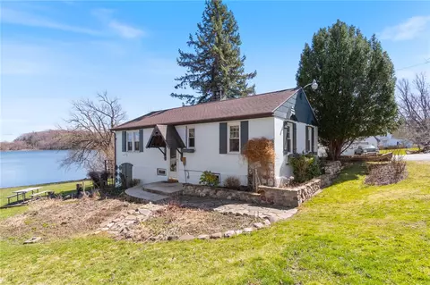 8271 E Bay Rd, Huron, NY 14590