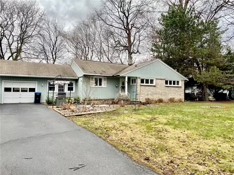 93 Timpat Dr, Gates, NY 14624
