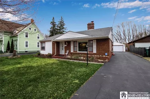 1133 Oak Pl, Niagara Falls, NY 14304