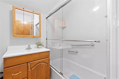 Bath - 191 Pinehill Dr, Irondequoit, NY 14622 photo 1 of 1
