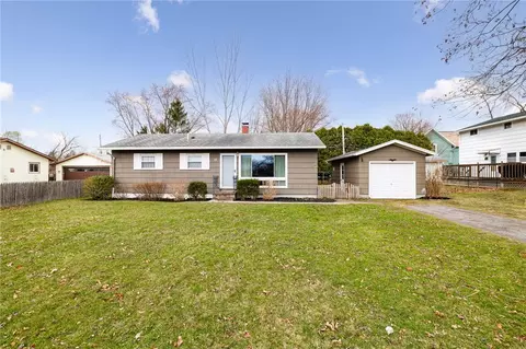 12 Fairlawn Dr, Honeoye Falls, NY 14472