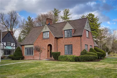 200 Grosvenor Rd, Brighton, NY 14610