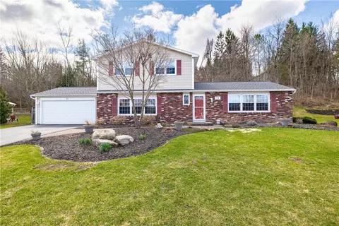 51 Williamsburg Dr, Perinton, NY 14450