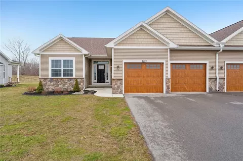 5121 Red Oak Ln, Batavia, NY 14020