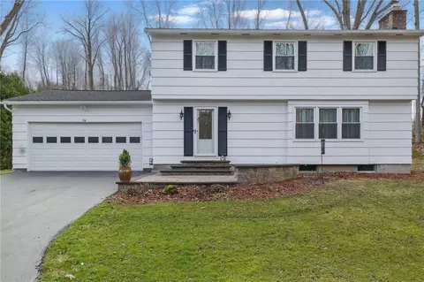 34 Crestview Dr, Pittsford, NY 14534