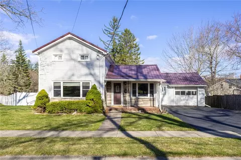 14 Gilbert St, Le Roy, NY 14482