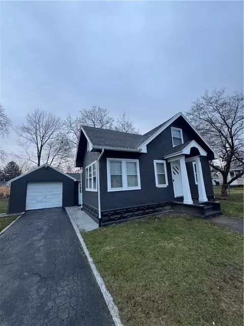 250 Chalford Rd, Greece, NY 14616