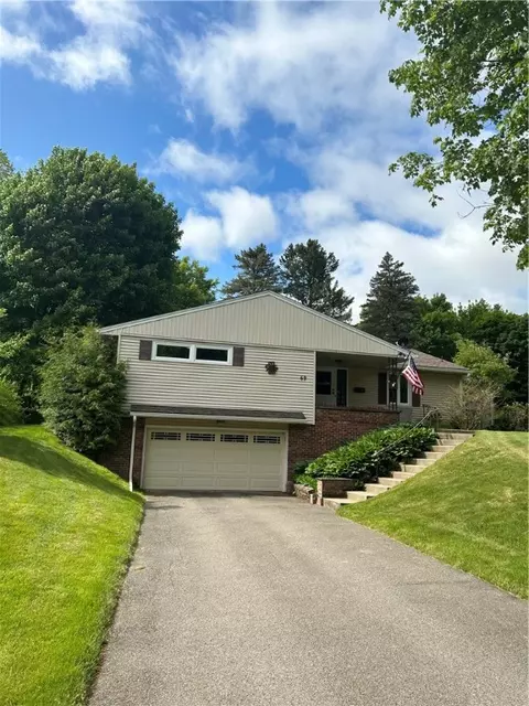 69 Highledge Dr, Penfield, NY 14526