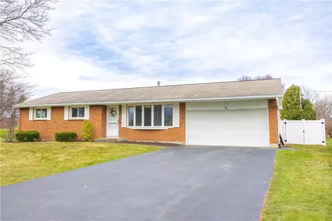 20 Dorian Ln, Greece, NY 14626