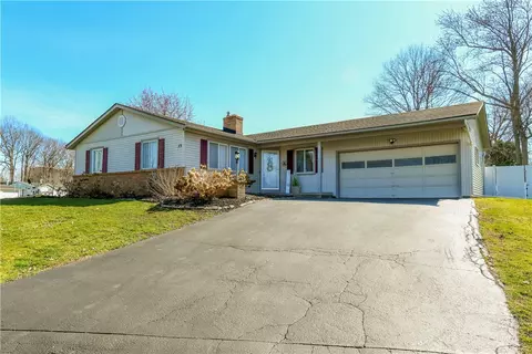 15 Goethals Dr, Greece, NY 14616