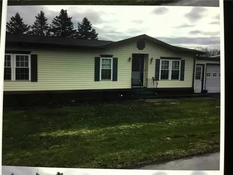 11 Hilltop Dr, Bergen, NY 14416