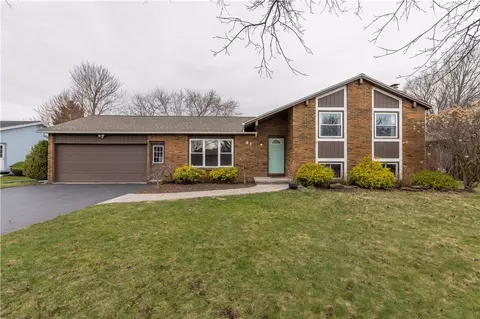 41 Woodsmoke Ln, Greece, NY 14612