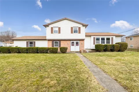8 Castleview Dr, Irondequoit, NY 14622