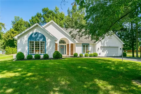 2 Glen Valley Dr, Penfield, NY 14526