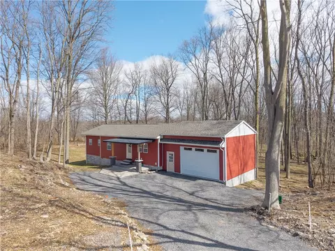 1892 Mcburney Rd, Phelps, NY 14532