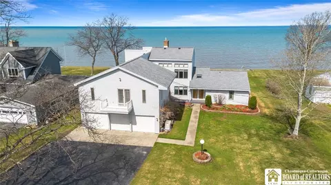 10463 Bayshore Dr, Pomfret, NY 14048