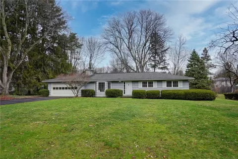 14 Courtenay Cir, Pittsford, NY 14534