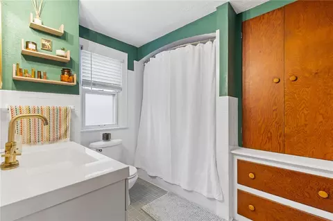 Bath - 201 Pemberton Rd, Irondequoit, NY 14622 photo 2 of 4