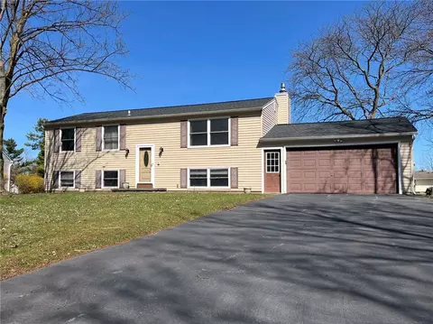 8 Rolling Meadow Dr N, Parma, NY 14468