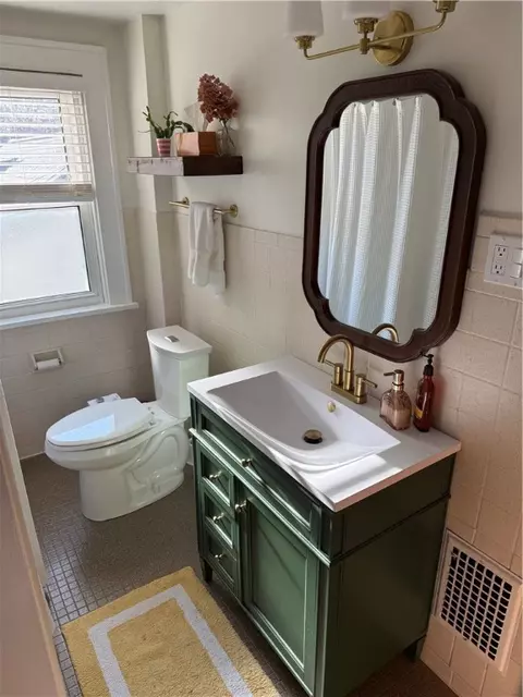 Bath - 125 Brett Rd, Irondequoit, NY 14609 photo 2 of 3