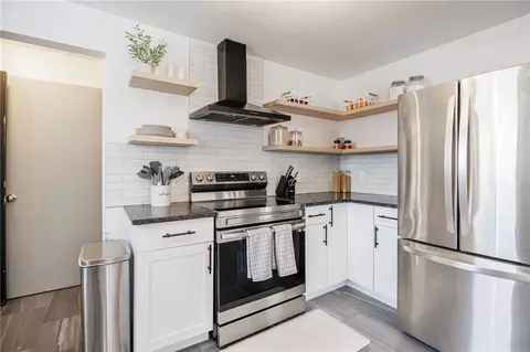 Kitchen - 117 Bay View Rd, Irondequoit, NY 14609 photo 4 of 7