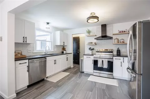 Kitchen - 117 Bay View Rd, Irondequoit, NY 14609 photo 2 of 7