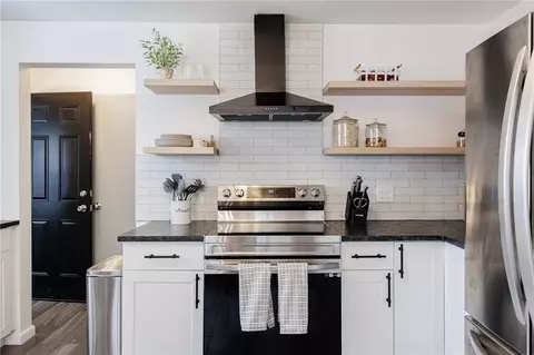 Kitchen - 117 Bay View Rd, Irondequoit, NY 14609 photo 5 of 7