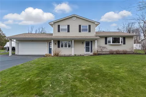 674 Shadowwood Ln, Webster, NY 14580
