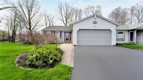 43 Ascott Ln, Webster, NY 14580