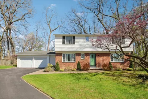 16 Bay Knoll Rd, Irondequoit, NY 14622