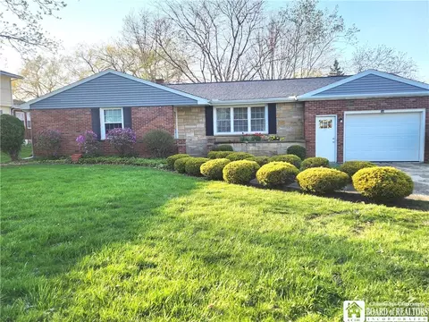 10 Beverly Dr, Evans, NY 14006