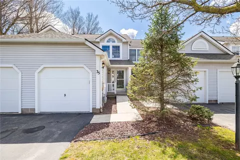35 Courtshire Ln, Penfield, NY 14526