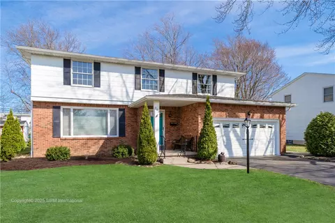 303 Sprucewood, Amherst, NY 14221