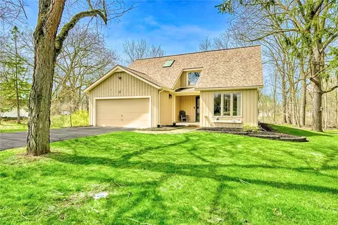 15 Tree Brook Dr, Rochester, NY 14625