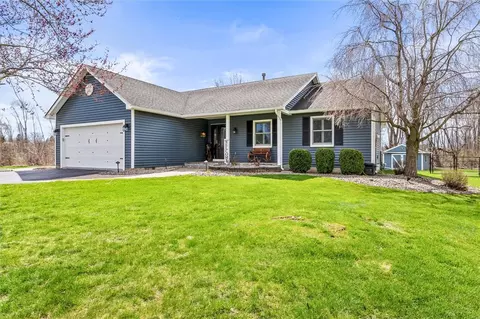 16 Kemp Dr, Macedon, NY 14502
