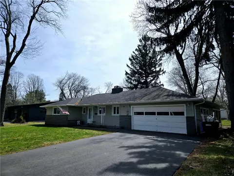 41 Hillhurst Ln, Irondequoit, NY 14617