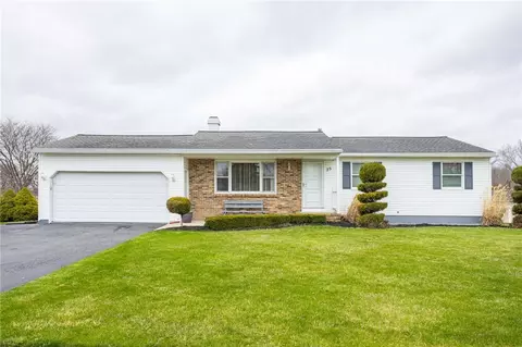 25 Deepwood Dr, Gates, NY 14606