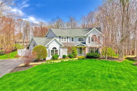 27 Woodrose Dr, Webster, NY 14580